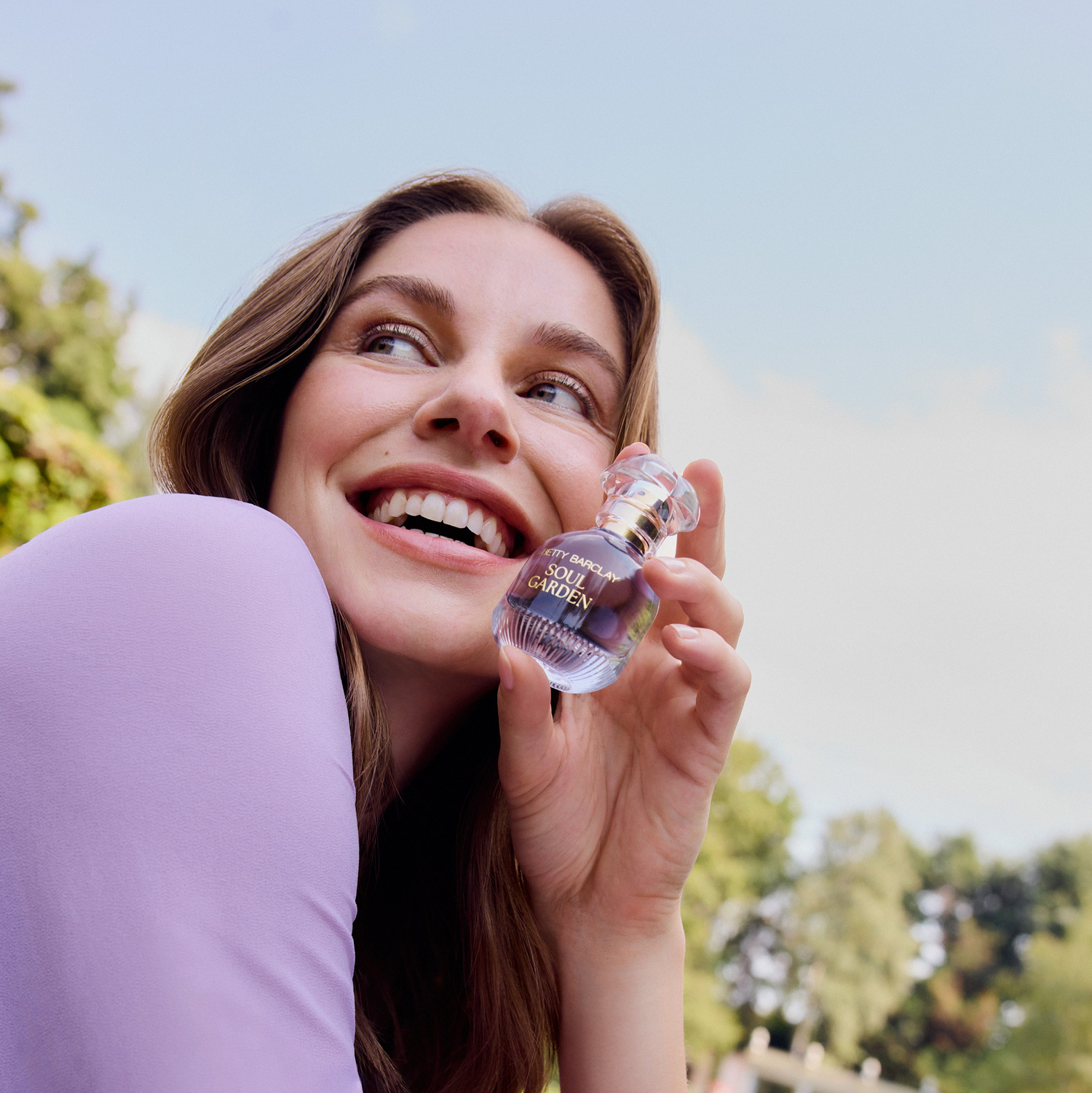 Frau mit Betty Barclay Soulgarden Duft